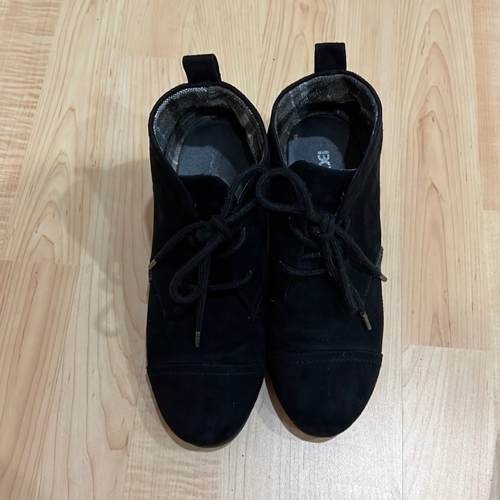 Ankle booties, black, with shoe laces, hedge heels